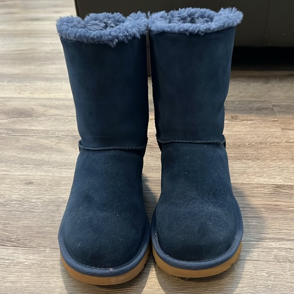 Navy Blue UGG boots with bows. Size 8 in women’s. Only worn twice. - Picture 3 of 4
